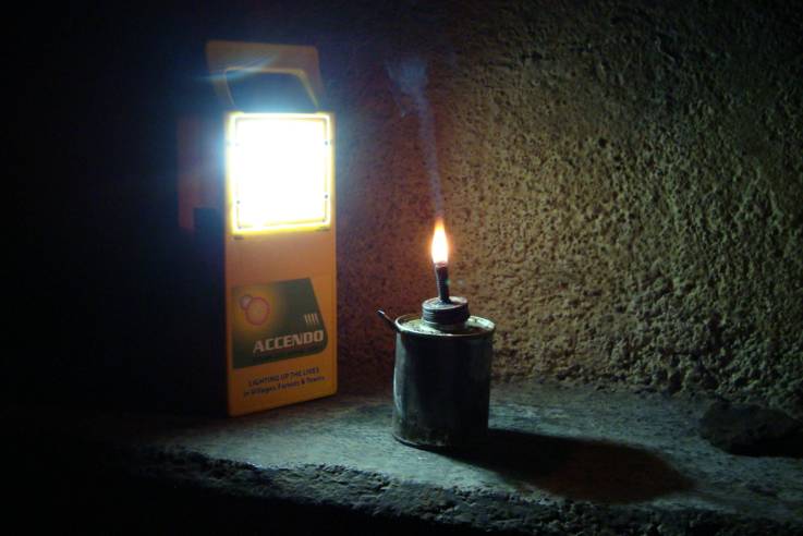 Petroleumlampe und Solarlampe im Vergleich