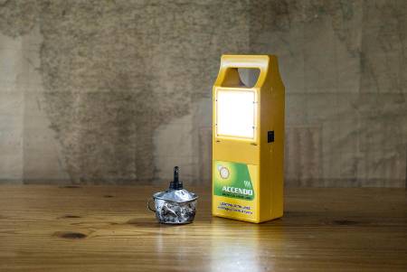 Petroleumlampe neben Solarlampe