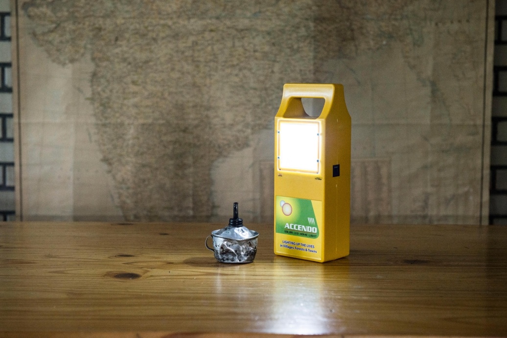Petroleumlampe neben Solarlampe