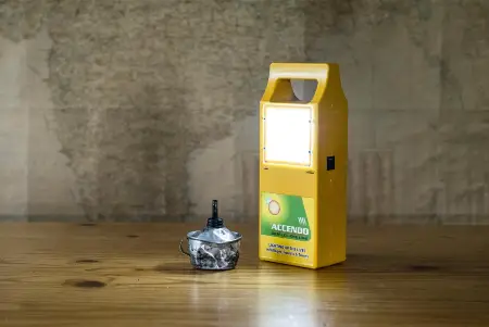 Petroleumlampe neben Solarlampe