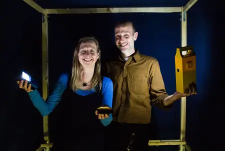Sabine te Heesen und Georg Amshoff in der Solarbox, von Solarlampen beleuchtet