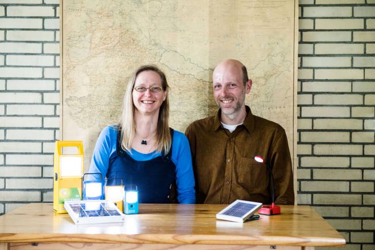 Sabine te Heesen und Georg Amshoff mit Solarlampen