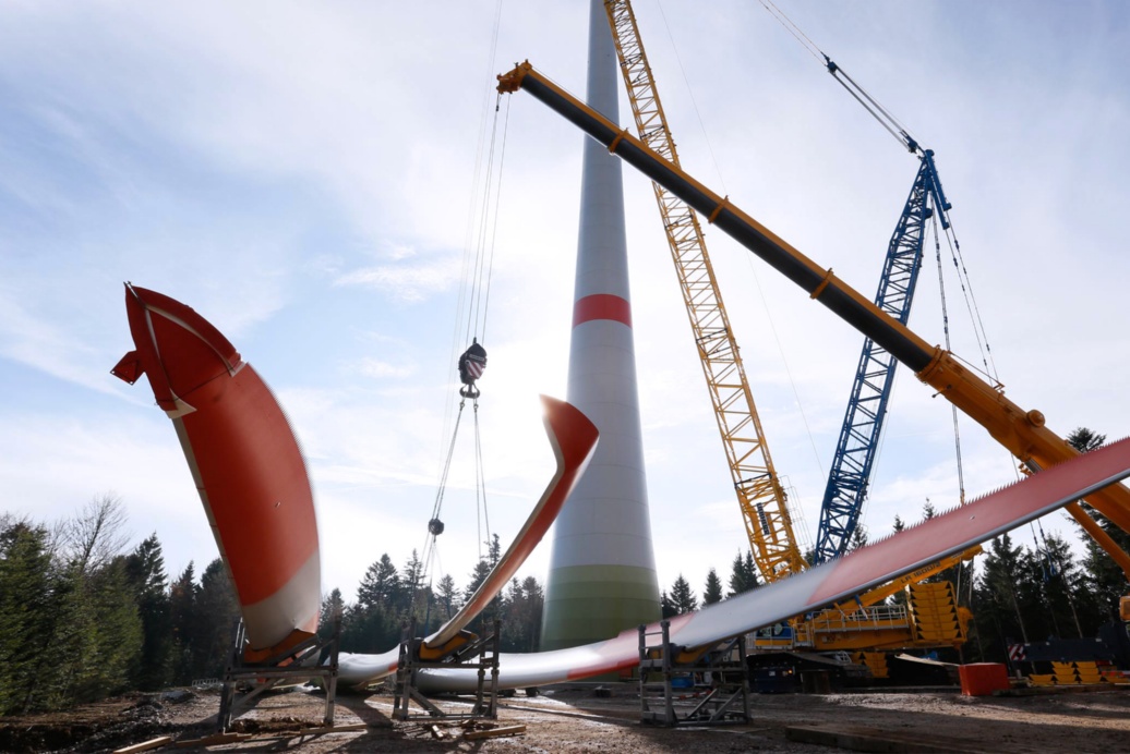 Aufbauarbeiten an Windkraftanlage bei Gersbach