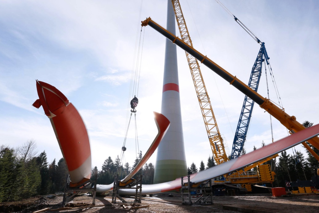 Aufbauarbeiten an Windkraftanlage bei Gersbach
