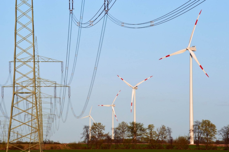 Stromleitungen und Windkraftanlagen