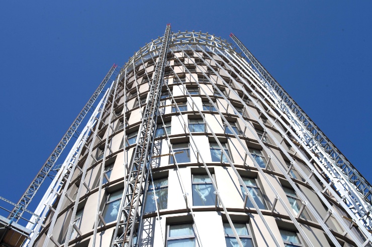 Der Science-Tower in Graz mit seiner Energiefassade im Bau