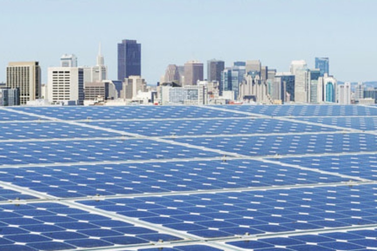Solarpanele vor der Skyline von San Francisco