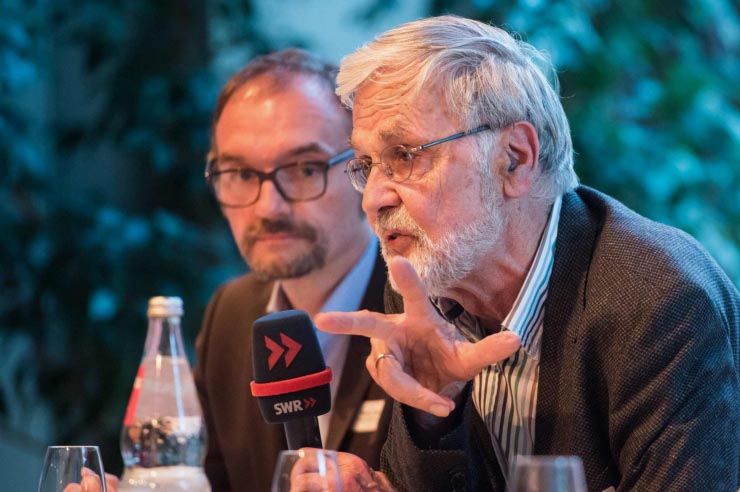 Joachim Nitsch am Mikrofon bei der Vereinsgründung