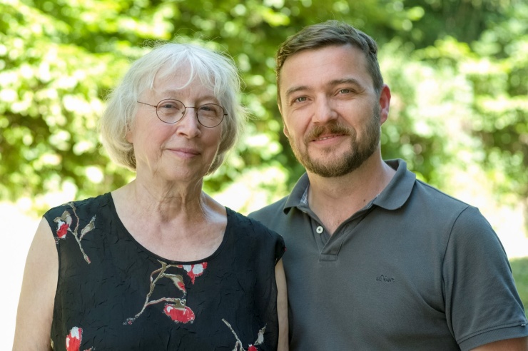Eine ältere Dame und ein bärtiger Mann in den besten Jahren im Grünen 
