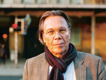 Portrait eines Mannes in der Abendsonne in der Stadt