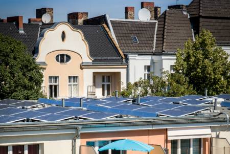 PV-Anlagen auf dem Dach eines Mietshauses in Berlin-Neukölln