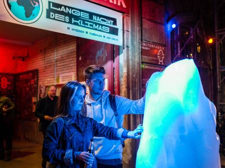 Eisberg vor dem Eingang zur Kulturfabrik, Plakat: Lange Nacht des Klimas
