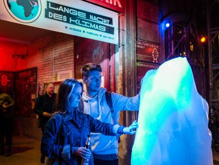 Eisberg vor dem Eingang zur Kulturfabrik, Plakat: Lange Nacht des Klimas