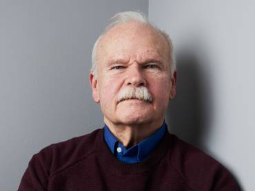 Portrait von Bradford Lister, der ernst und entschieden in die Kamera schaut