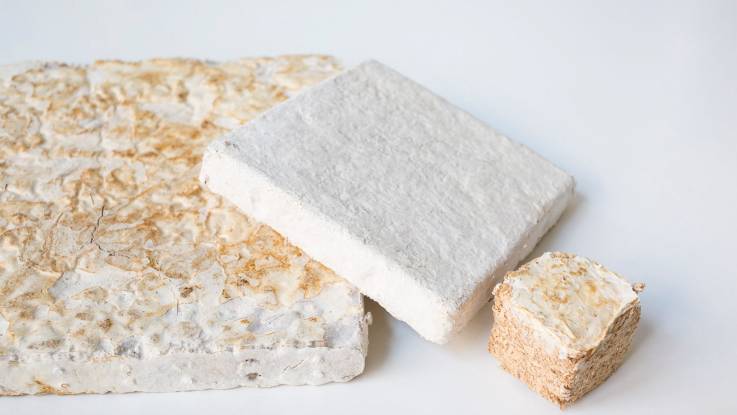 Weiß-gelbliches Plattenmaterial ist im Foto grafisch angeordnet.