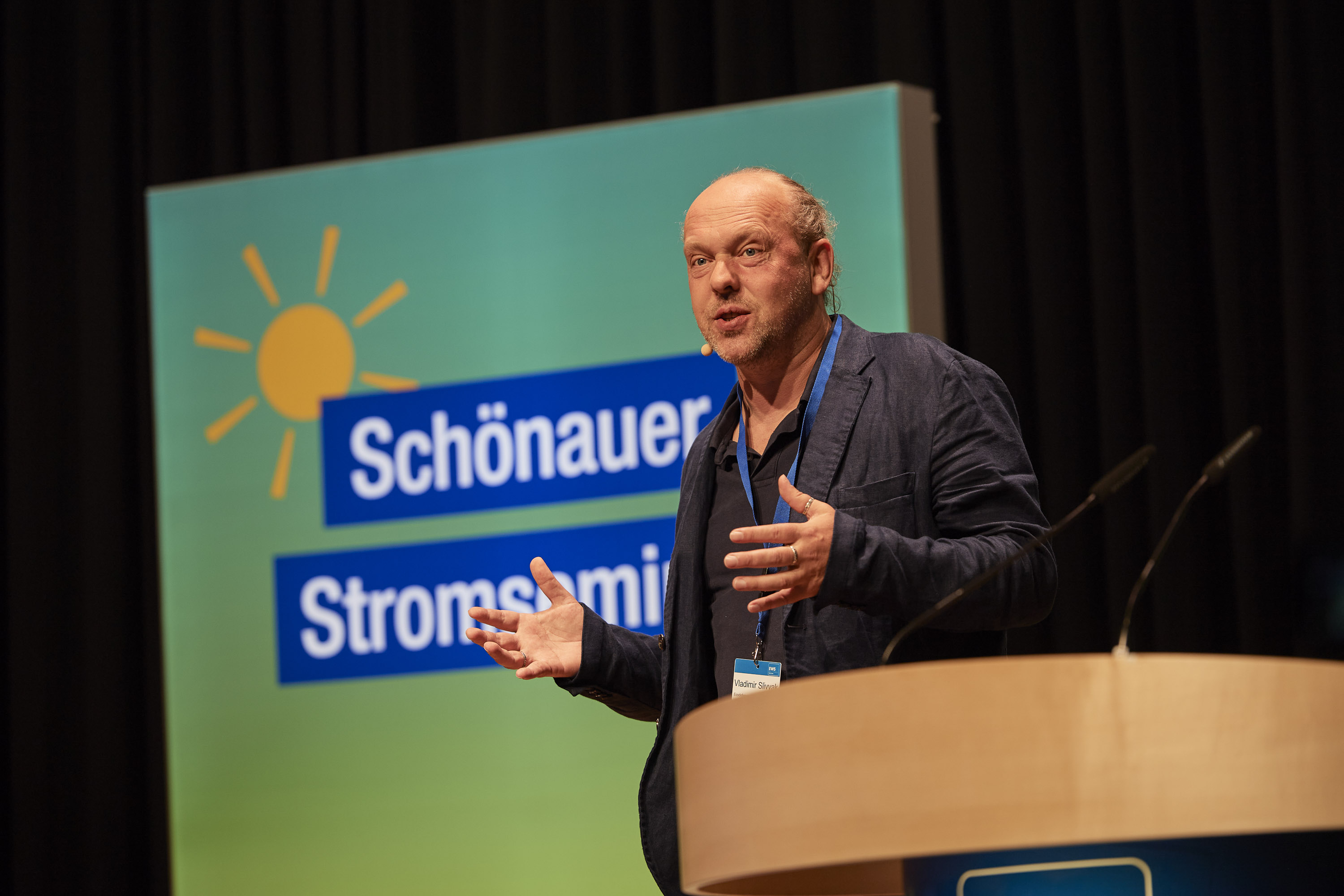 Vladimir Slivyak steht am Podium und spricht engagiert und mit sympathischer Ausstrahlung.