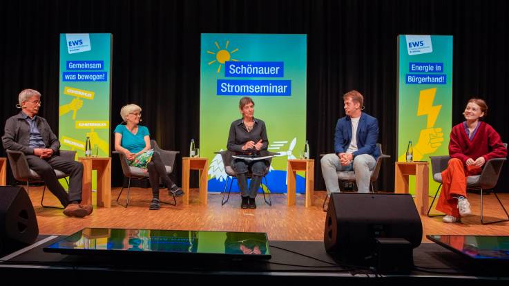 Drei Frauen und zwei Männer bilden das Podium: die Moderatorin in der Mitte stellt Fragen an die Diskutanten. 