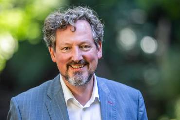 Herr von Hirschhausen lacht freundlich in die Kamera.