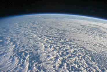 Die mit einer dicken Wolkenschicht bedeckte Erdkugel, aus dem All gesehen.