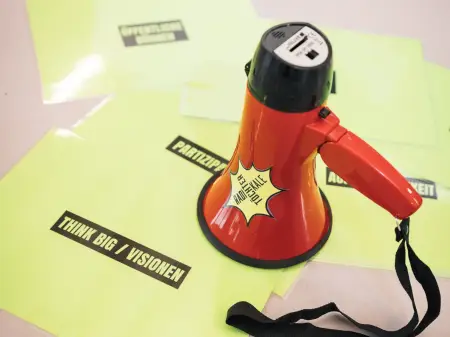 Die mit einer dicken Wolkenschicht bedeckte Erdkugel, aus dem All gesehen.