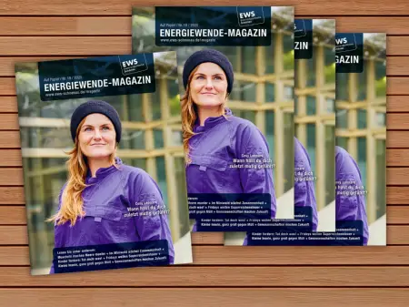 Auf einem Tisch liegen aufgefächert drei Printmagazine.