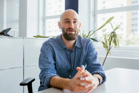 Philipp Staab sitzt an einem weißen Tisch und spricht in die Kamera.