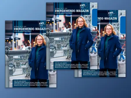 Drei Prinmagazine liegen gefächertauf einer blauen Fläche .