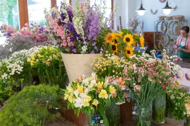 Blick in einen Blumenladen mit einem reichen Angebot an einheimischen Schnittblumen.