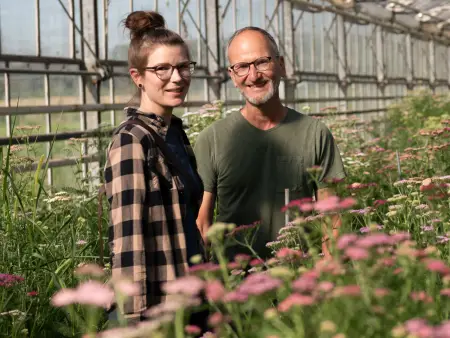 Luftbild des Atommeilers Leibstadt an einem Fluss in einer idyllischen Landschaft gelegen. Ein Dorf liegt in unmittelbarer Nähe.