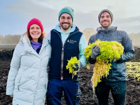Luftbild des Atommeilers Leibstadt an einem Fluss in einer idyllischen Landschaft gelegen. Ein Dorf liegt in unmittelbarer Nähe.
