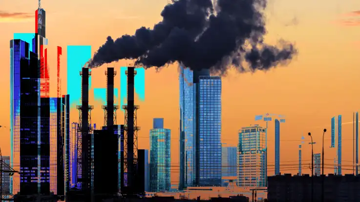 Eine Collage zeigt die Silhouette der Frankfurter Skyline vor unnatürlich orangenem Hintergrund, dazwischen ragen die Schlote eines Gaskraftwerks hervor. 