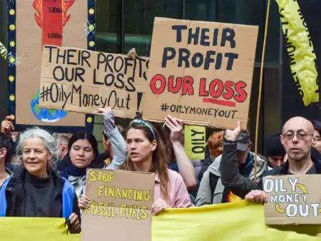 Ein Gruppe von Kindern spielt im Wassere einer steinigen Brandung – überall um sie herum befindet sich Plastikmüll. 