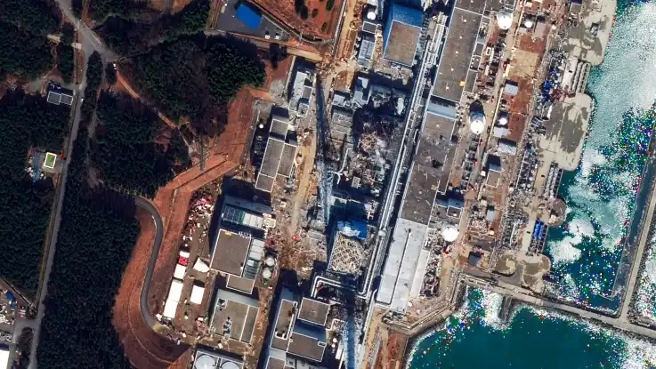 Satellitenaufnahme: In der Mitte des Werksgeländes klafft eine große Lücke, die Dächer einiger Reaktorgebäude fehlen. 