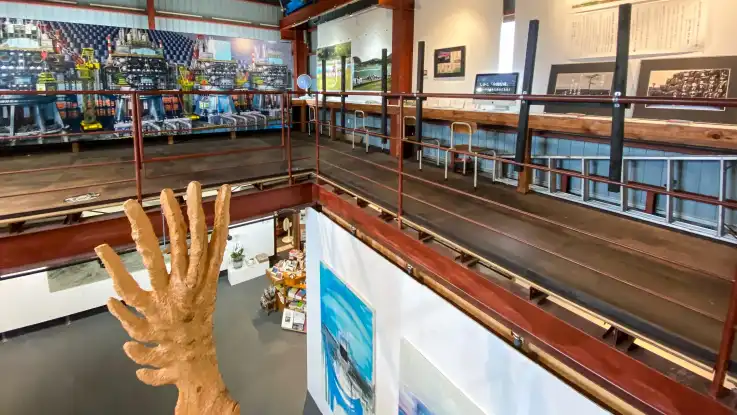 Von der Galerie der oberen Hallen-Ebene fällt der Blick hinunter auf eine überdimensionale, korallenartige Skulptur. 