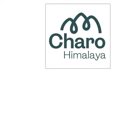 Das Logo von Charo Himalaya: Ein Schriftzug in dunklem kobalt-grün mit einem Schnörkel, der an Gipfel erinnert, auf weißem Hintergrund. 