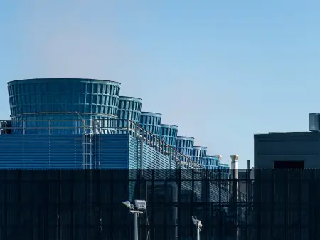 Ein Rechenzentrum von oben: die riesige Halle ist eingebettet in eine hell erleuchtete Infrastruktur. 