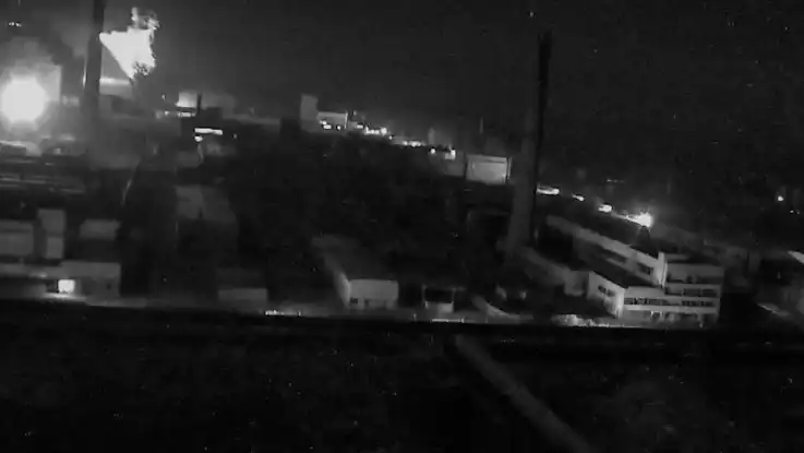 Standbild einer Überwachungskamera: die Schwarz-Weiß-Aufnahme zeigt helle Flammen an der Außenhülle.