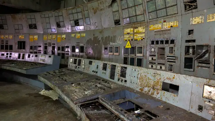 Eine Steuerzentrale außer Betrieb: die grauen Pulte rosten an vielen Stellen, zahlreiche Apparaturen fehlen bereits. 