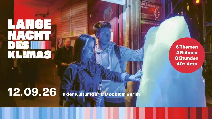 Ein Plakat lädt ein zur Langen Nacht des Klimas. Abgebildet ist ein junges Paar, das bei Nacht vor dem großen Veranstaltungseingang einen Eisblock bestaunt.