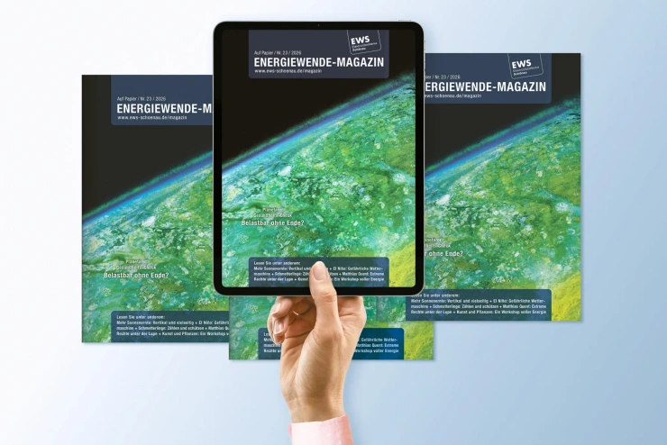 Drei Printausgaben des Energiewende-Magazins auf einer Fläche.