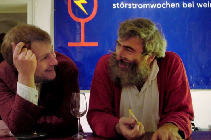 Gespräch beim Stromvertrieb in einer Weinhandlung