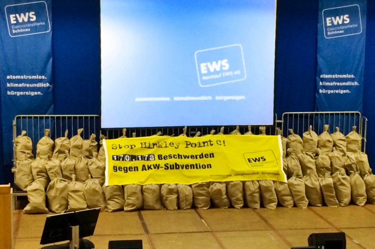 Auf einer Bühne sind Postsäcke voller Protestschreiben in Form eines Parlaments aufgereiht.