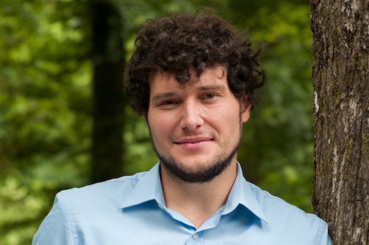 Portrait Simon Göß im Grünen